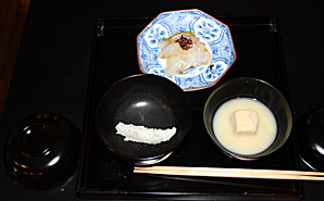 お献立（向付）鯛の刺身　山葵 芽たで添え（白味噌汁）胡麻豆腐