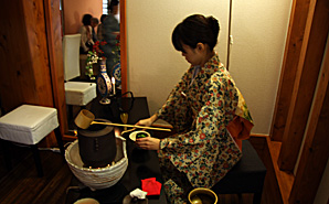 立礼での薄茶点前